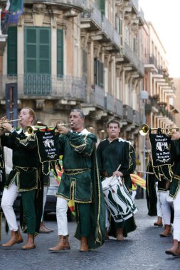 Müzisyenler, İtalya 'nın Sicilya bölgesindeki Siracusa kasabasında düzenlenen bir tarih töreninde. İtalya, Sicilya, Ekim 2014