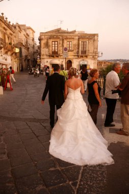 İtalya 'nın Sicilya eyaletinin Siracusa şehrindeki sahil kenarında bir düğün. İtalya, Sicilya, Ekim 2014