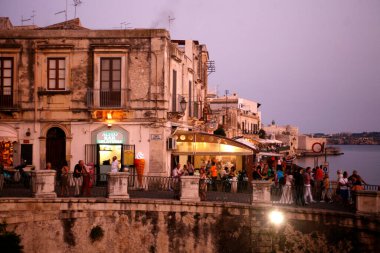 İtalya 'nın Sicilya eyaletinin Siracusa şehrindeki eski bir sahil şeridi. İtalya, Sicilya, Ekim 2014