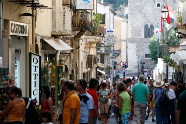 İtalya 'nın Sicilya bölgesindeki Taormina şehrinin merkezinde bir ara sokak. İtalya, Sicilya, Ekim 2014