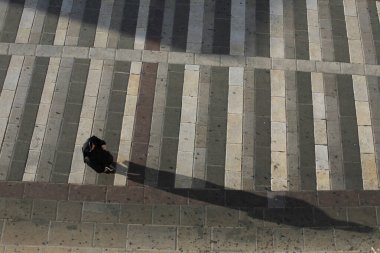 Şehir merkezinin sokaklarında bir rahibe ve İtalya 'nın eski Assisi kasabasında bir rahibe. İtalya, Assisi, Eylül 2001