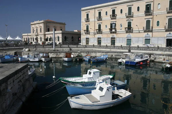 Рыбацкая Лодка Гавань Старом Городе Сиракузы Провинции Сицилия Италии Италия — стоковое фото