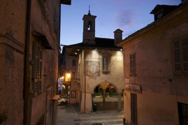 Halk sarayı ya da İtalya 'nın kuzeyinde Piemont' ta Orta Gölü üzerinde Orta köyünün eski bir kasabası olan Palazzo della comunita Sarayı. İtalya, Piemont, Ekim 2011