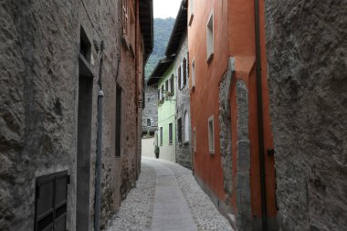 Kuzey İtalya 'da Piemont' taki Lago Maggiore 'da eski Cannobio Kasabası' nda küçük bir sokak. İtalya, Piemont, Ekim 2011