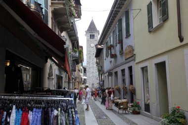 Kuzey İtalya 'da Piemont' taki Lago Maggiore 'da eski Cannobio Kasabası' nda küçük bir sokak. İtalya, Piemont, Ekim 2011