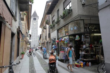 Kuzey İtalya 'da Piemont' taki Lago Maggiore 'da eski Cannobio Kasabası' nda küçük bir sokak. İtalya, Piemont, Ekim 2011