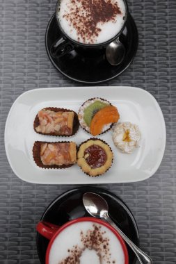 Kuzey İtalya 'da Piemont' ta, Lago Maggiore 'daki eski Cannobio Kasabası' nda bir kafede kahve ve fırın. İtalya, Piemont, Ekim 2011