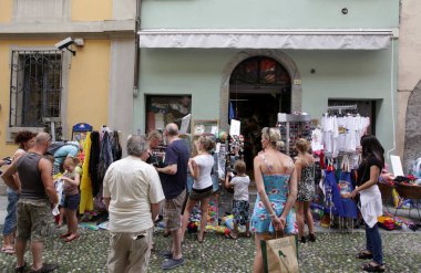 Kuzey İtalya 'da Piemont' ta, Lago Maggiore 'da eski Cannobio Kasabası' nda küçük bir ara sokakta bir dükkan. İtalya, Piemont, Ekim 2011