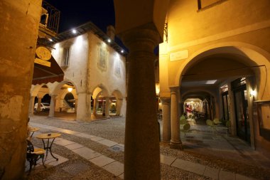 Halk sarayı ya da İtalya 'nın kuzeyinde Piemont' ta Orta Gölü üzerinde Orta köyünün eski bir kasabası olan Palazzo della comunita Sarayı. İtalya, Piemont, Ekim 2011