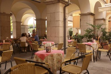 Kuzey İtalya 'da Piemont' ta, Lago Maggiore 'da eski Cannobio Kasabası' nda küçük bir ara sokakta bir restoran. İtalya, Piemont, Ekim 2011