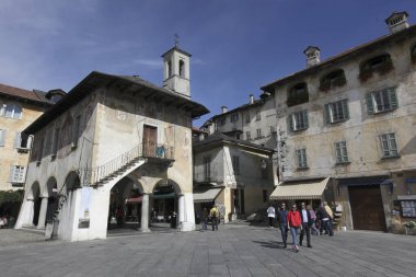 Halk sarayı ya da İtalya 'nın kuzeyinde Piemont' ta Orta Gölü üzerinde Orta köyünün eski bir kasabası olan Palazzo della comunita Sarayı. İtalya, Piemont, Ekim 2011