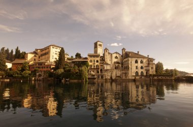 Orta Göl 'deki San Giulio Adası, İtalya' nın kuzeyindeki Piemont 'ta Orta Gölü' ndeki Orta Balıkçı Köyü yakınlarında. İtalya, Piemont, Ekim 2011