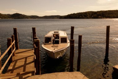 Orta Göl 'deki San Giulio Adası' ndan Orta Orta Gölü yakınlarındaki Piemont 'taki Orta Gölü' ne bir manzara. İtalya, Piemont, Ekim 2011
