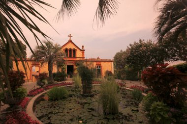 Kuzey İtalya 'da Piemont' ta, Verbania yakınlarındaki Isola Bella adasında bir kilise. İtalya, Piemont, Ekim 2011