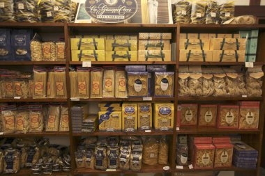 Kuzey İtalya, Piemont 'taki Lago Maggiore' da eski Baveno kasabasında bir makarna dükkanı. İtalya, Piemont, Ekim 2011