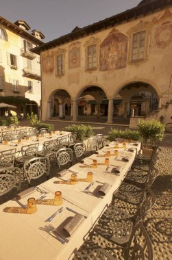 Kuzey İtalya 'da Piemont' ta Orta Gölü kıyısındaki Orta köyünün eski bir kasabasında bir restoran. İtalya, Piemont, Ekim 2011