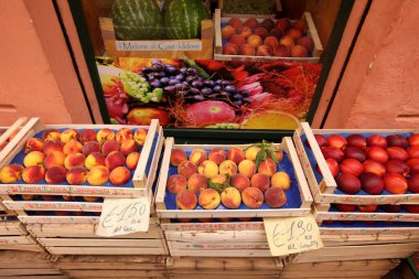 İtalya 'nın kuzeyinde Piemont' ta Lago Maggiore 'da Verbania yakınlarındaki Pallanza kasabasındaki markette şeftali ve meyve. İtalya, Piemont, Ekim 2011