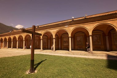 Kuzey İtalya 'da Piemont' taki Lago Maggiore 'daki eski Baveno kasabasındaki kilise. İtalya, Piemont, Ekim 2011