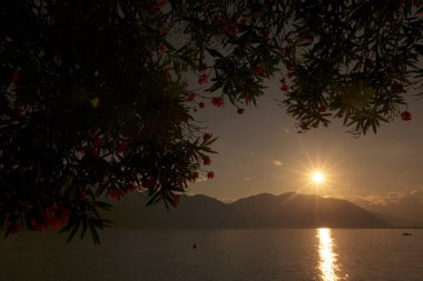 Kuzey İtalya 'da Piemont' taki Lago Maggiore 'da Verbania yakınlarındaki Pallanza kasabasındaki Maggiore Gölü' nün manzarası ve manzarası. İtalya, Piemont, Ekim 2011
