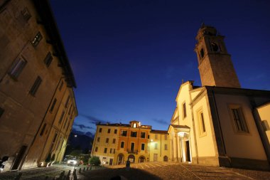 İtalya 'nın kuzeyinde, Piemont' ta, Verbania yakınlarındaki eski Pallanza kasabasındaki kilisenin bulunduğu meydanda. İtalya, Piemont, Ekim 2011