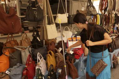 İtalya 'nın kuzeyindeki Piemont' ta, Lago Maggiore 'da, Verbania yakınlarındaki Pallanza kasabasında bir pazar. İtalya, Piemont, Ekim 2011