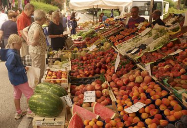 İtalya 'nın kuzeyinde Piemont' ta Lago Maggiore 'da Verbania yakınlarındaki Pallanza kasabasındaki markette şeftali ve meyve. İtalya, Piemont, Ekim 2011