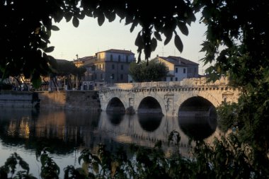 İtalya 'nın Emilia-Romagna kentindeki eski Rimini kasabasında Ponte di Tiberio. İtalya, Rimini, Haziran 2001