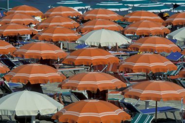 İtalya 'da Emilia-Romagna' da Rimini 'de bir halk plajında şemsiye ya da şemsiye. İtalya, Rimini, Haziran 2001
