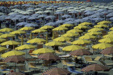 İtalya 'da Emilia-Romagna' da Rimini 'de bir halk plajında şemsiye ya da şemsiye. İtalya, Rimini, Haziran 2001
