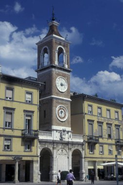 İtalya 'nın Emilia-Romagna kentindeki eski Rimini kasabasındaki ağaç Şehitleri Meydanı. İtalya, Rimini, Haziran 2001