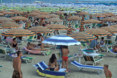 İtalya 'da Emilia-Romagna' da Rimini 'de bir halk plajında şemsiye ya da şemsiye. İtalya, Rimini, Haziran 2001