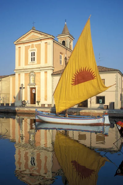 Barche Pesca Tradizionali Porto Canale Con Chiesa San Giacomo Nel — Foto Stock