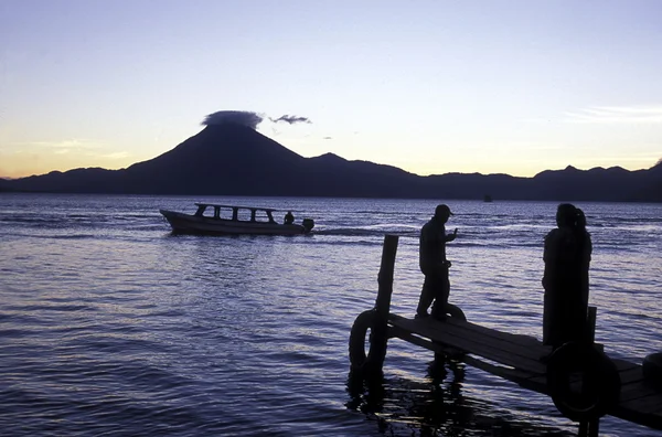 LATINA AMÉRICA GUATEMALA LAKE ATITLAN — Fotografia de Stock