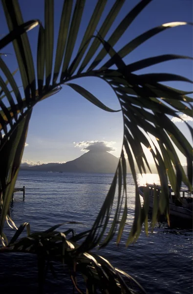 Atitlan Mit Toliman Vulkánok San Pedro Vissza Város Panajachel Guatemala — Stock Fotó