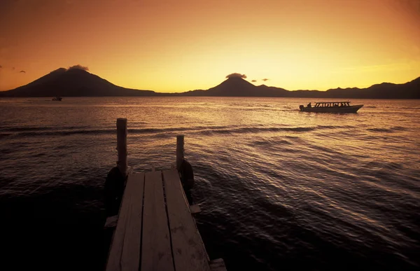 LATINA AMÉRICA GUATEMALA LAKE ATITLAN — Fotografia de Stock