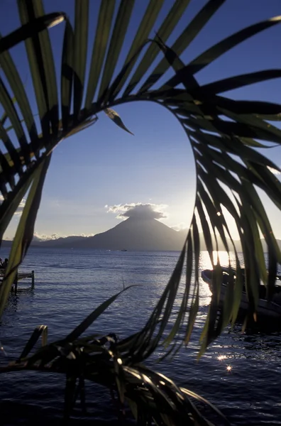Λίμνη Atitlan Mit Ηφαίστεια Του Toliman Και San Pedro Πίσω — Φωτογραφία Αρχείου