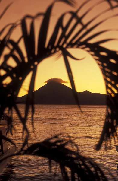 Λίμνη Atitlan Mit Ηφαίστεια Του Toliman Και San Pedro Πίσω — Φωτογραφία Αρχείου