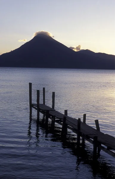 Озеро Атітлан Латинській Америці-Гватемала — стокове фото