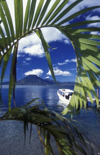 Atitlan Mit Toliman Vulkánok San Pedro Vissza Város Panajachel Guatemala — Stock Fotó