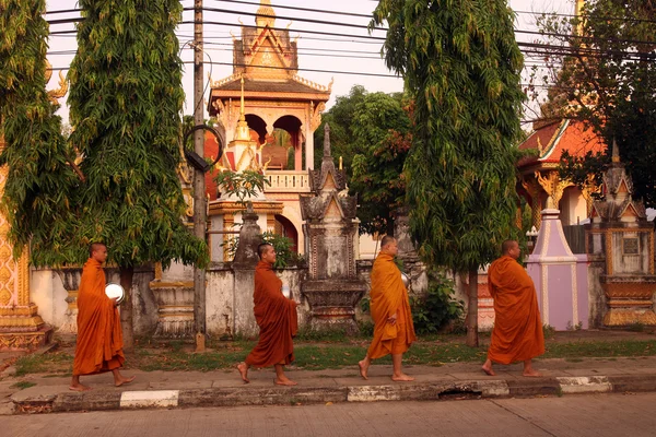 Mniši v rána v chrámu — Stock fotografie