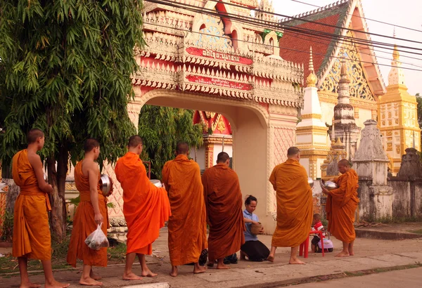 Munkar på morgonen vid templet — Stockfoto