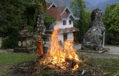 Tapınağın Wat Phra bu DOI Kong Mu aşağıda giriş
