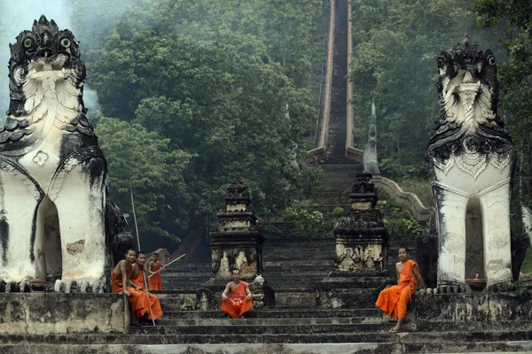 Downstairs entré i Wat Phra att Doi Kong Mu templet — Stockfoto