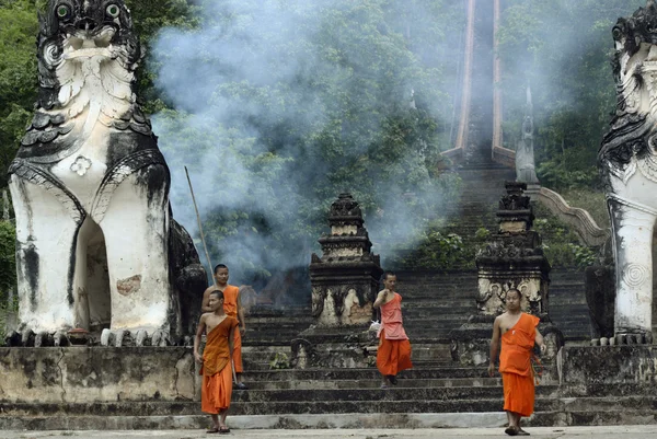 Entrada abajo del templo Wat Phra That Doi Kong Mu — Foto de Stock