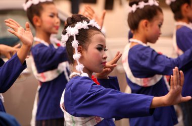 Topuz insanlara FAI Festivali Bang