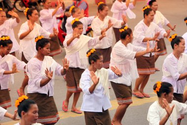 Topuz insanlara FAI Festivali Bang