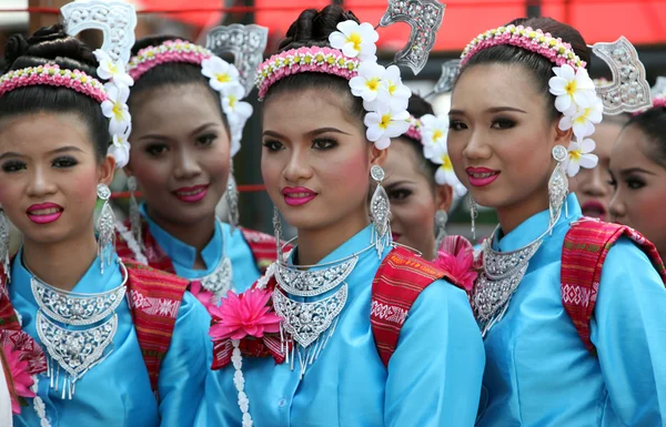 Människor på Bun Bang Fai Festival — Stockfoto