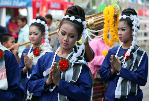 Människor på Bun Bang Fai Festival — Stockfoto