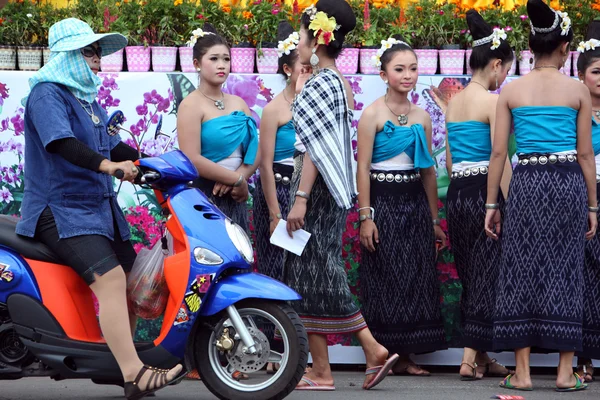 Άνθρωποι στο το κουλούρι Bang Fai Φεστιβάλ — Φωτογραφία Αρχείου