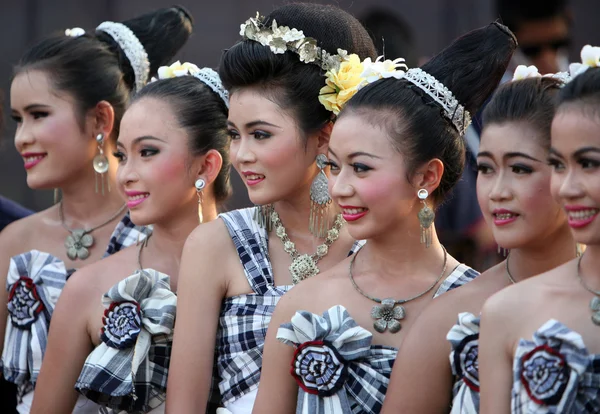 Leute beim Bun Bang Fai Festival — Stockfoto